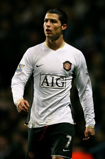 手机知名游戏主播蓝战非自称在南非遭绑架：绑匪持刀威胁伪造强奸案